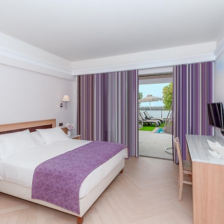 ปอร์โต ปลาตาเนียส บีช รีสอร์ต แอนด์ สปา Hotel ปลาเตเนียส ภายนอก รูปภาพ A typical room at the hotel