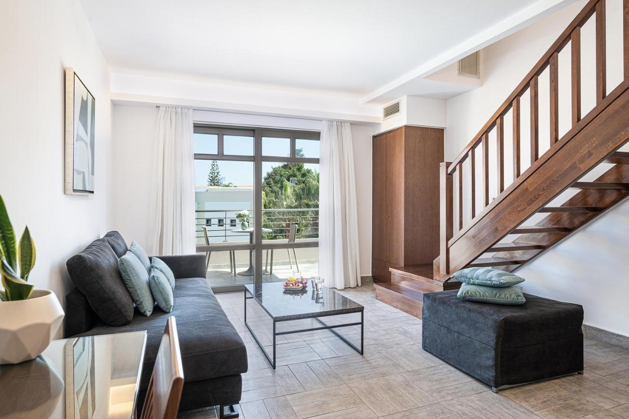 ปอร์โต ปลาตาเนียส บีช รีสอร์ต แอนด์ สปา Hotel ปลาเตเนียส ภายนอก รูปภาพ A living room in a house