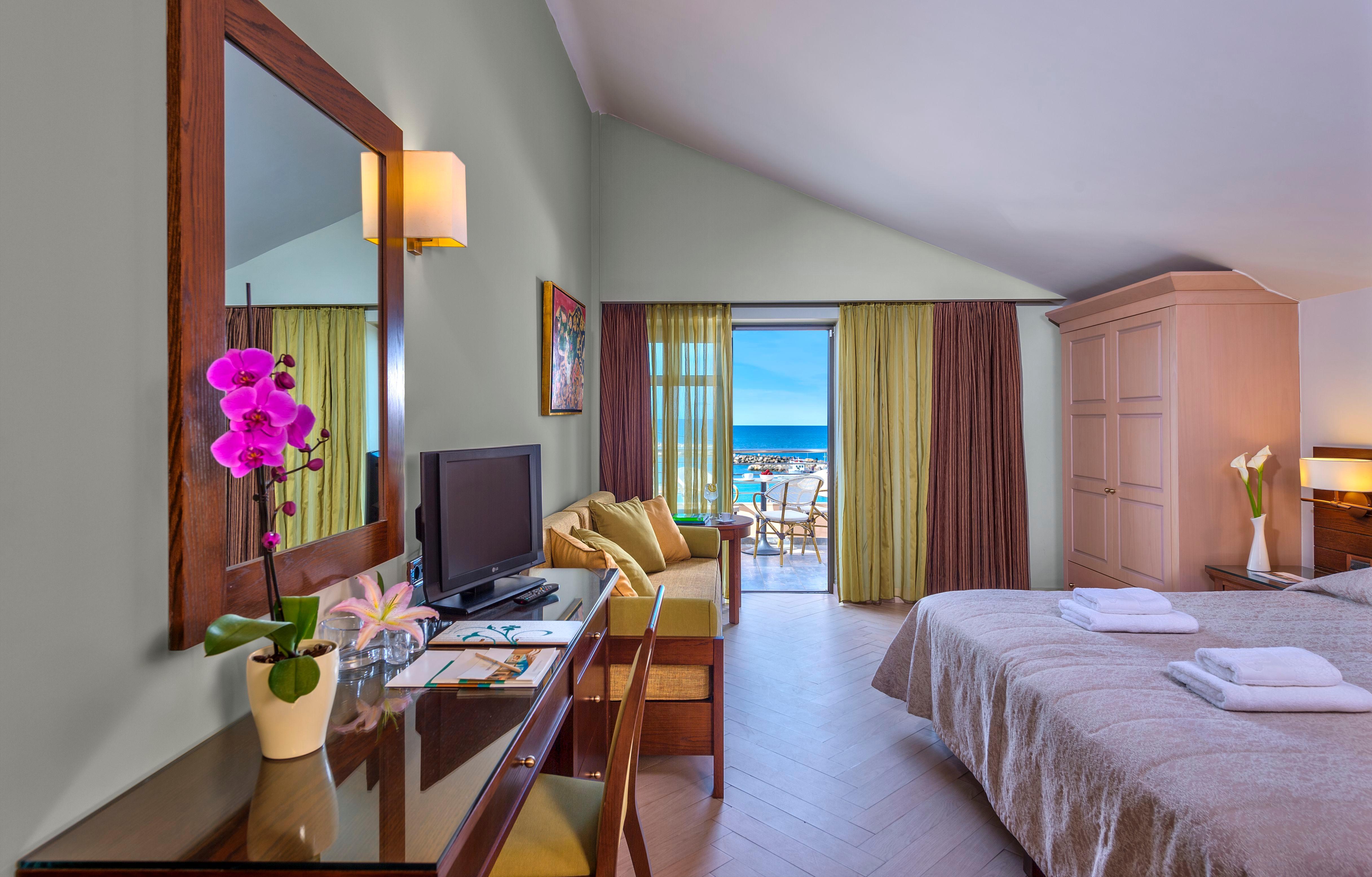 ปอร์โต ปลาตาเนียส บีช รีสอร์ต แอนด์ สปา Hotel ปลาเตเนียส ภายนอก รูปภาพ A typical hotel room